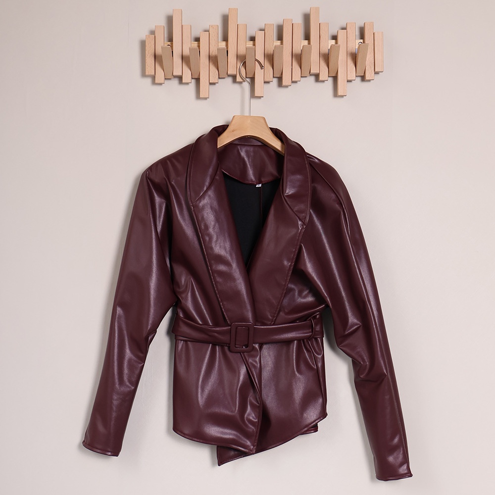 Giacca peplum da donna in similpelle color rosso vino con cintura.