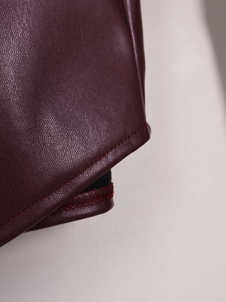 Giacca peplum da donna in similpelle color rosso vino con cintura.