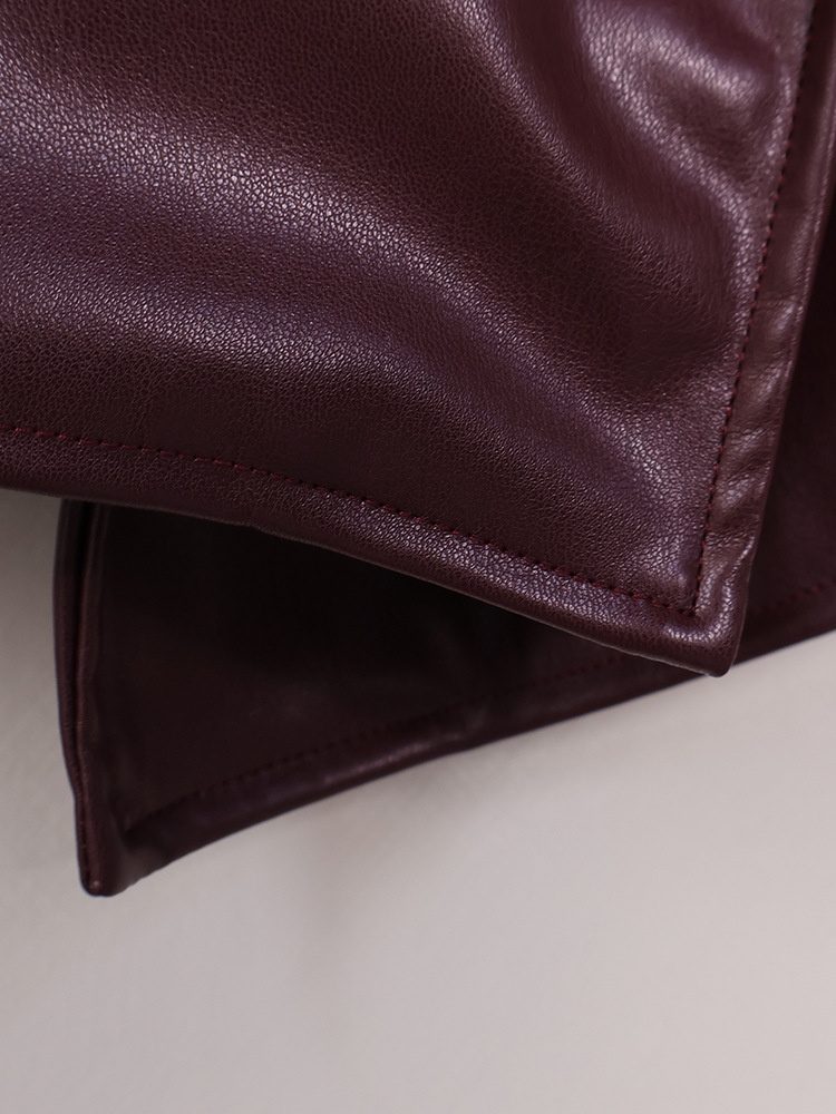 Giacca peplum da donna in similpelle color rosso vino con cintura.