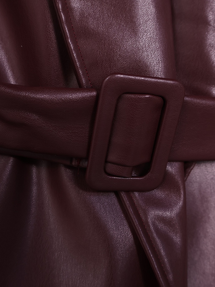 Giacca peplum da donna in similpelle color rosso vino con cintura.