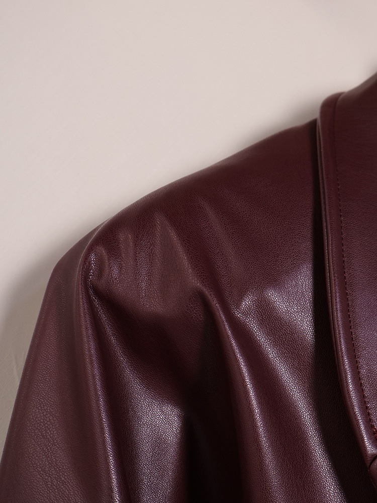 Giacca peplum da donna in similpelle color rosso vino con cintura.