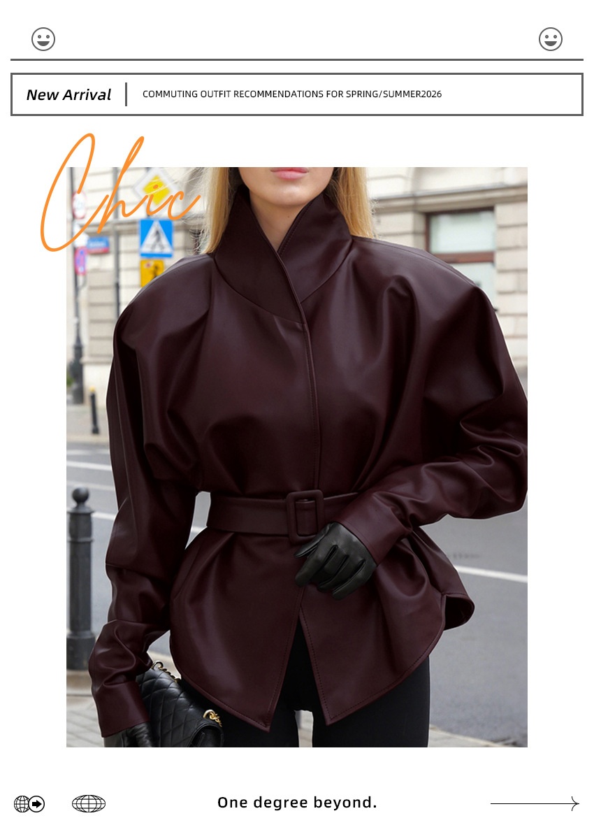 Giacca peplum da donna in similpelle color rosso vino con cintura.
