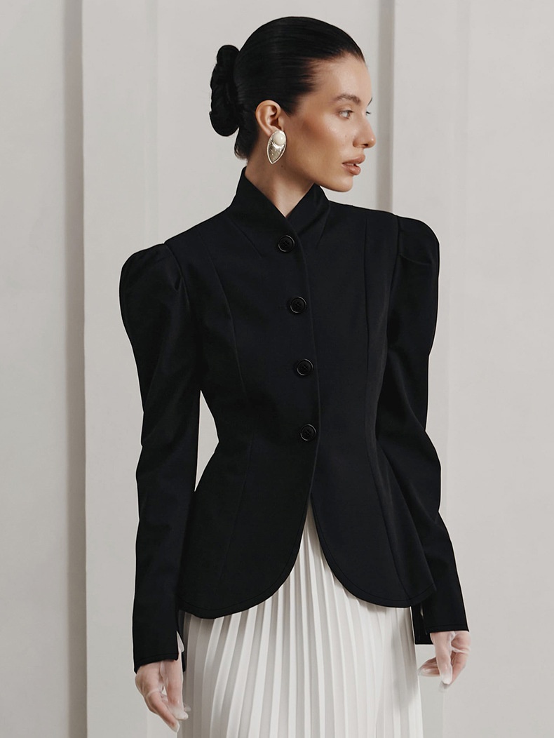 Blazer da donna sartoriale con collo alto e maniche a sbuffo.