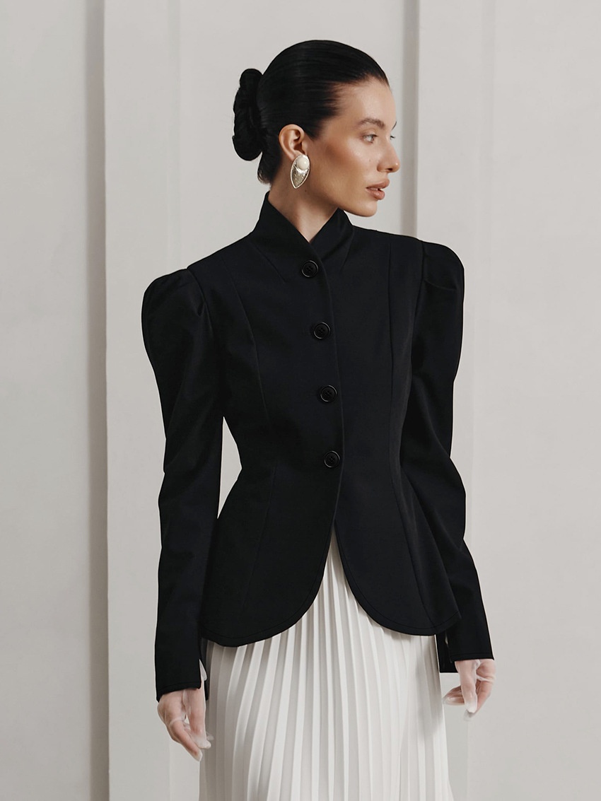 Blazer da donna sartoriale con collo alto e maniche a sbuffo.
