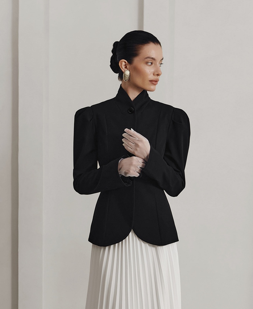 Blazer da donna sartoriale con collo alto e maniche a sbuffo.
