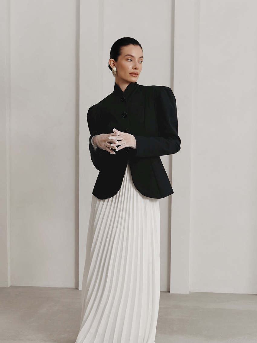 Blazer da donna sartoriale con collo alto e maniche a sbuffo.