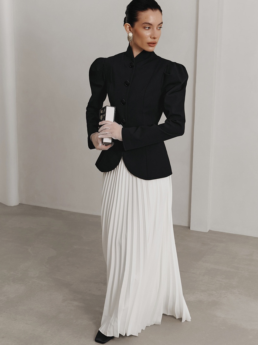 Blazer da donna sartoriale con collo alto e maniche a sbuffo.