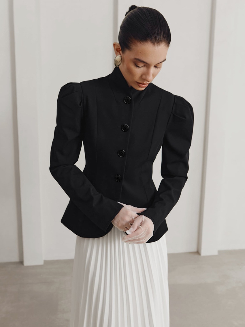 Blazer da donna sartoriale con collo alto e maniche a sbuffo.