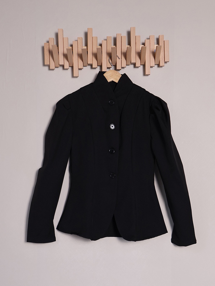 Blazer da donna sartoriale con collo alto e maniche a sbuffo.