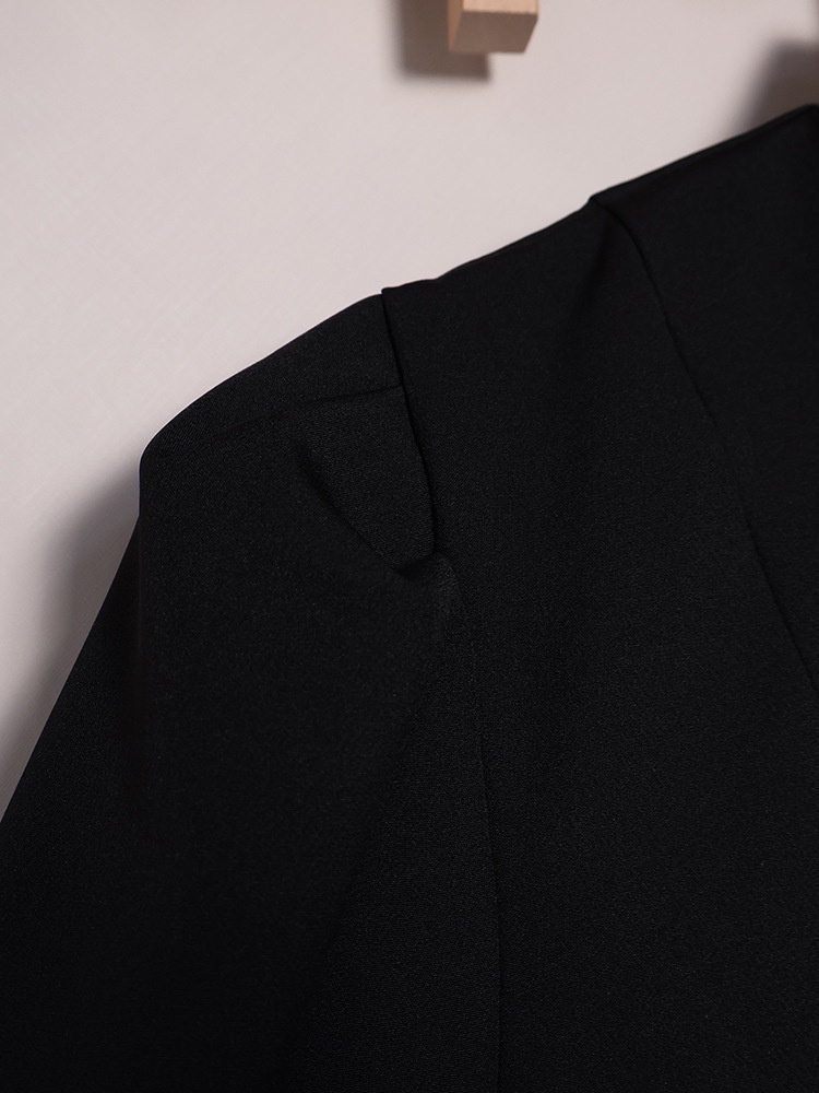 Blazer da donna sartoriale con collo alto e maniche a sbuffo.
