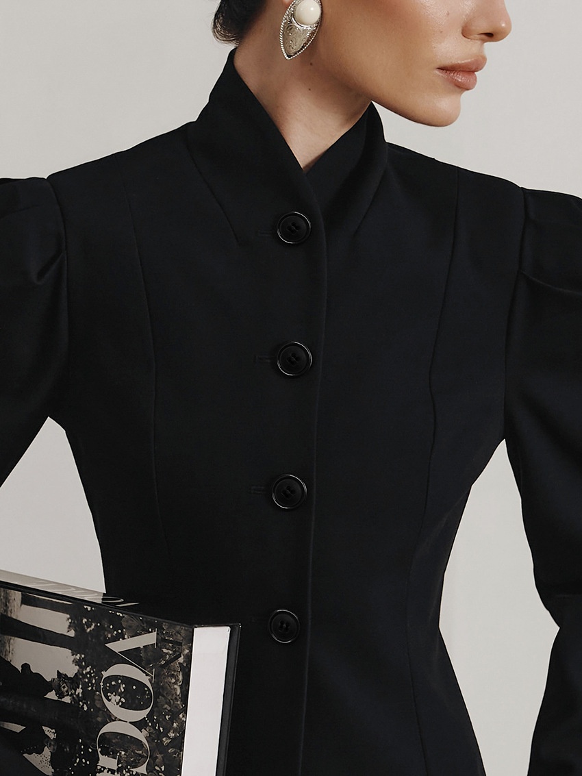 Blazer da donna sartoriale con collo alto e maniche a sbuffo.