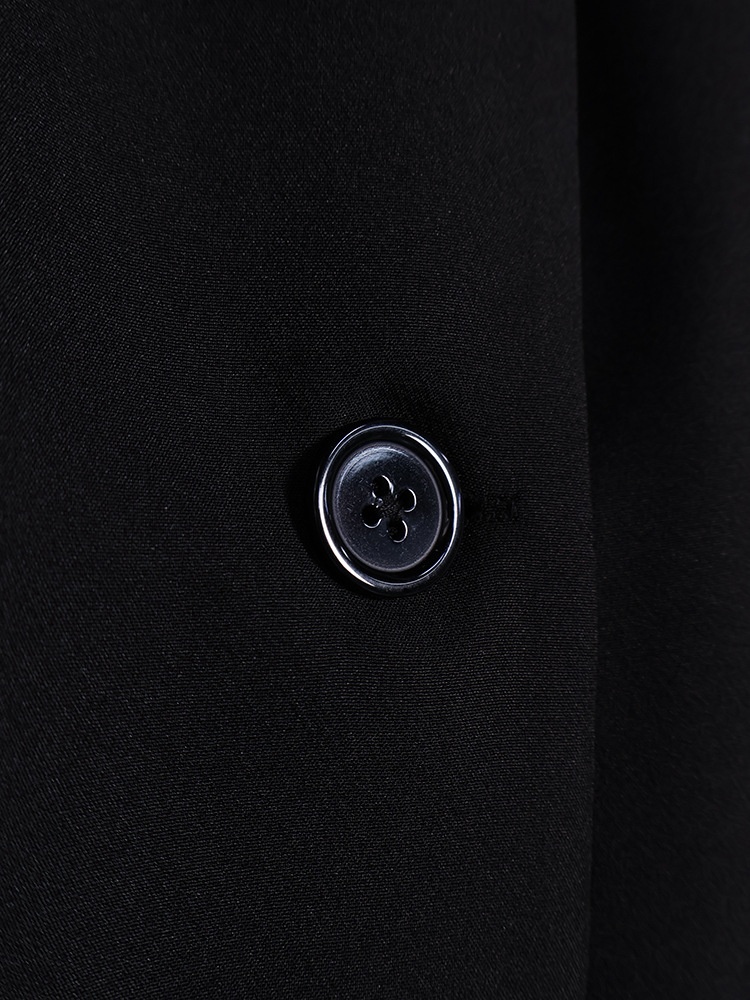 Blazer da donna sartoriale con collo alto e maniche a sbuffo.