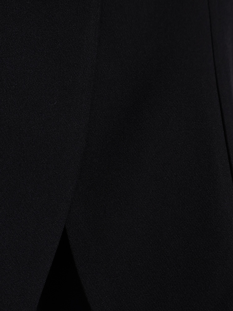 Blazer da donna sartoriale con collo alto e maniche a sbuffo.
