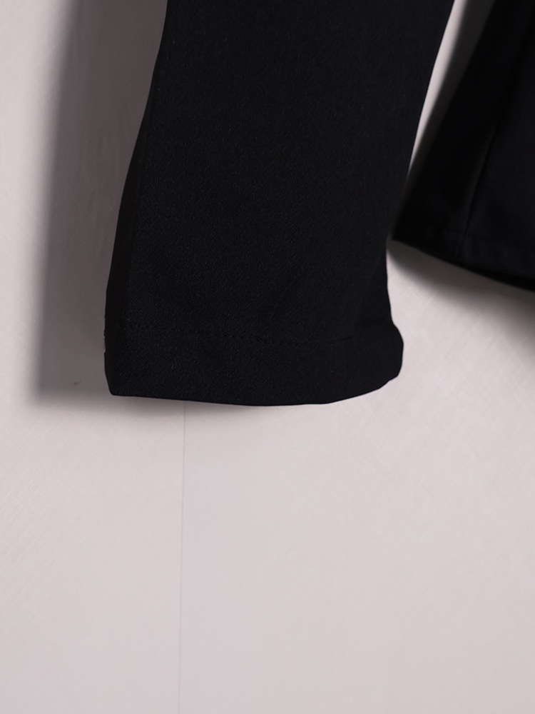 Blazer da donna sartoriale con collo alto e maniche a sbuffo.