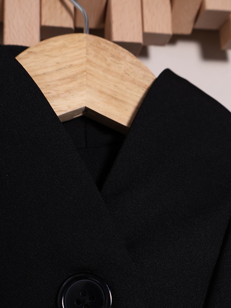 Blazer da donna sartoriale con collo alto e maniche a sbuffo.