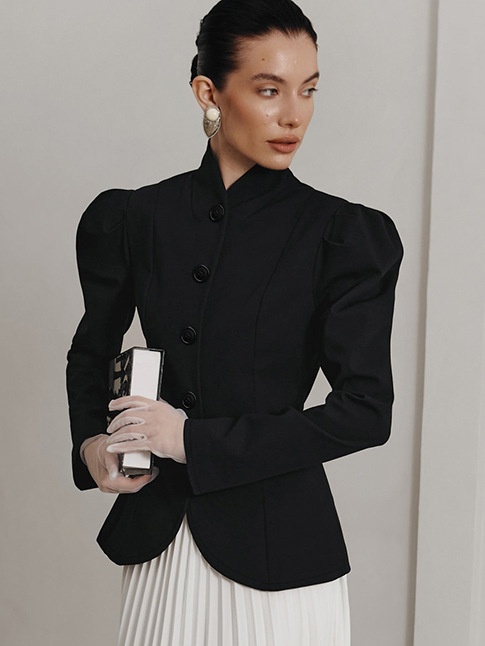 Blazer da donna sartoriale con collo alto e maniche a sbuffo.