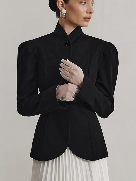 Blazer da donna sartoriale con collo alto e maniche a sbuffo.