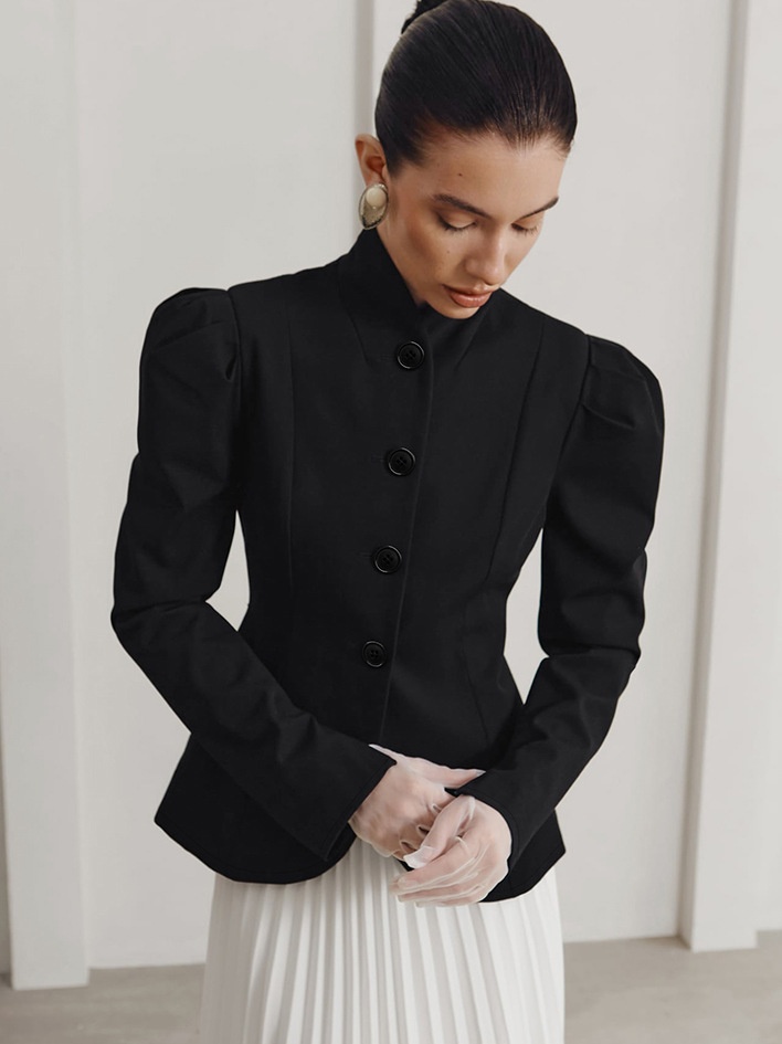 Blazer da donna sartoriale con collo alto e maniche a sbuffo.