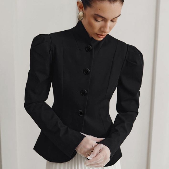 Blazer da donna sartoriale con collo alto e maniche a sbuffo.