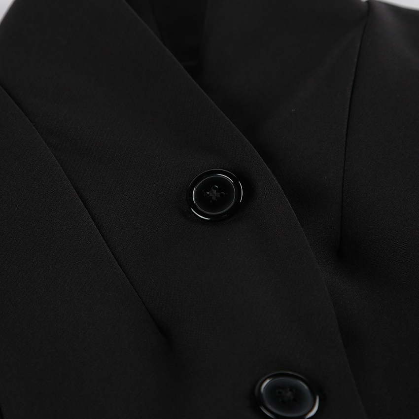Blazer da donna sartoriale con collo alto e maniche a sbuffo.