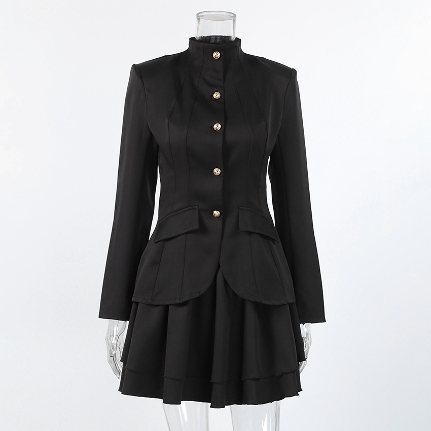 Completo da donna nero composto da blazer con collo alto e gonna a balze.