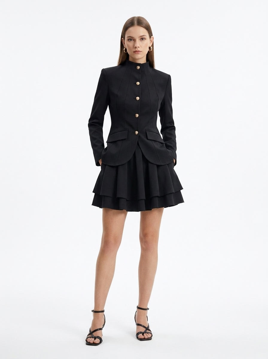 Completo da donna nero composto da blazer con collo alto e gonna a balze.