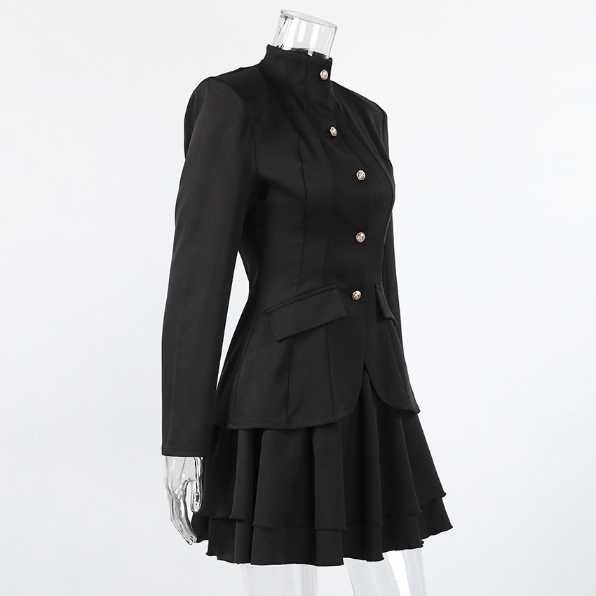 Completo da donna nero composto da blazer con collo alto e gonna a balze.
