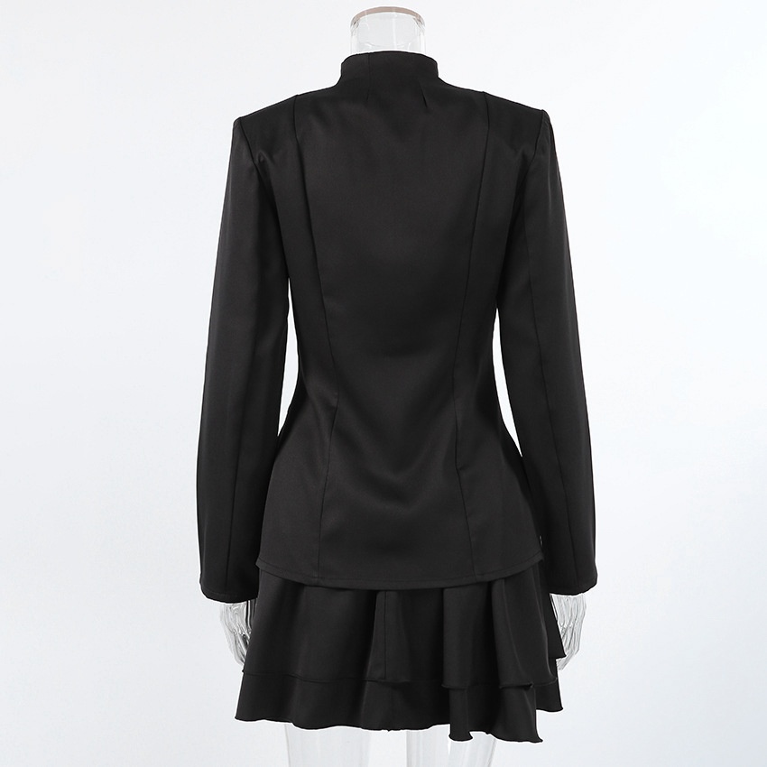 Completo da donna nero composto da blazer con collo alto e gonna a balze.