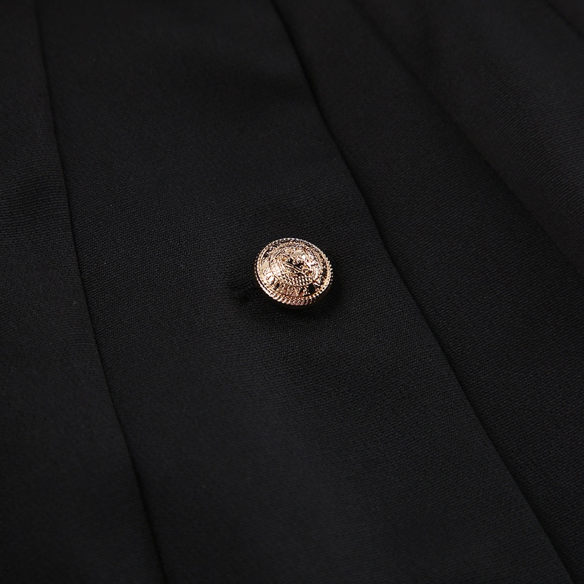 Completo da donna nero composto da blazer con collo alto e gonna a balze.