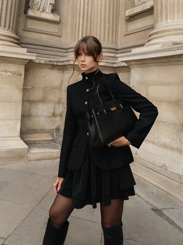 Completo da donna nero composto da blazer con collo alto e gonna a balze.
