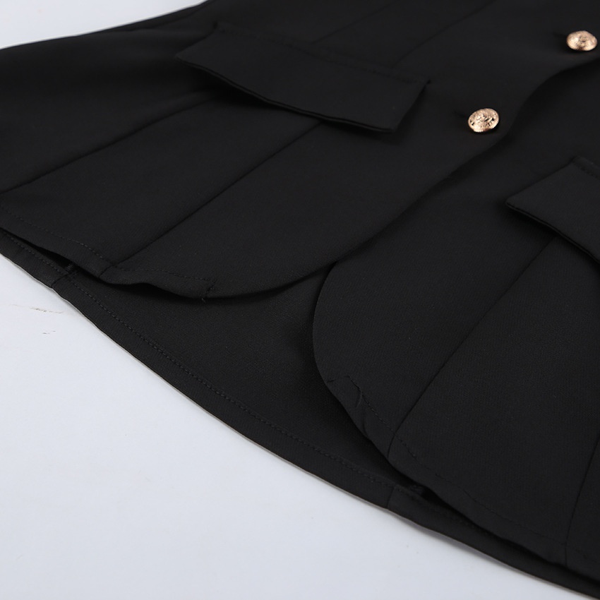 Completo da donna nero composto da blazer con collo alto e gonna a balze.