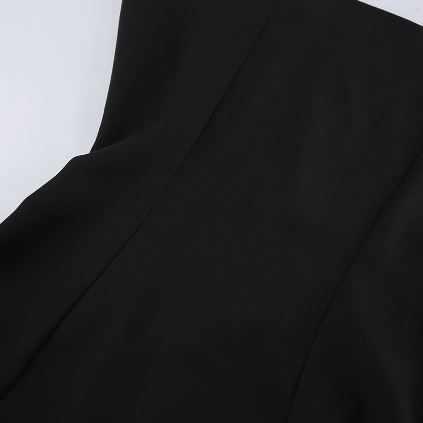 Completo da donna nero composto da blazer con collo alto e gonna a balze.