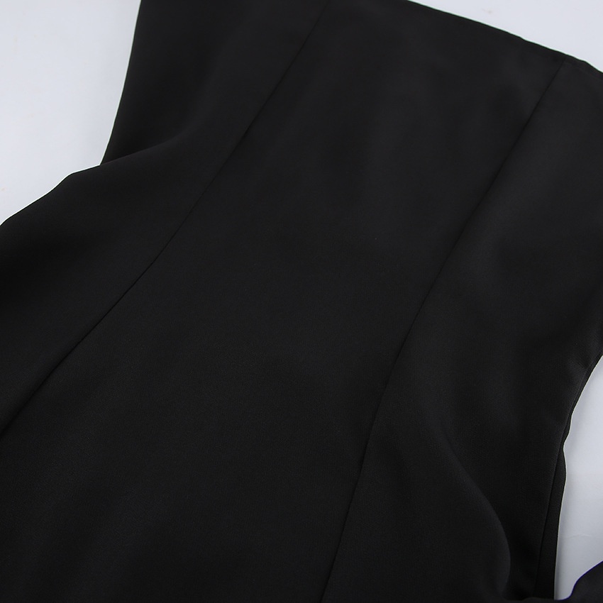 Completo da donna nero composto da blazer con collo alto e gonna a balze.