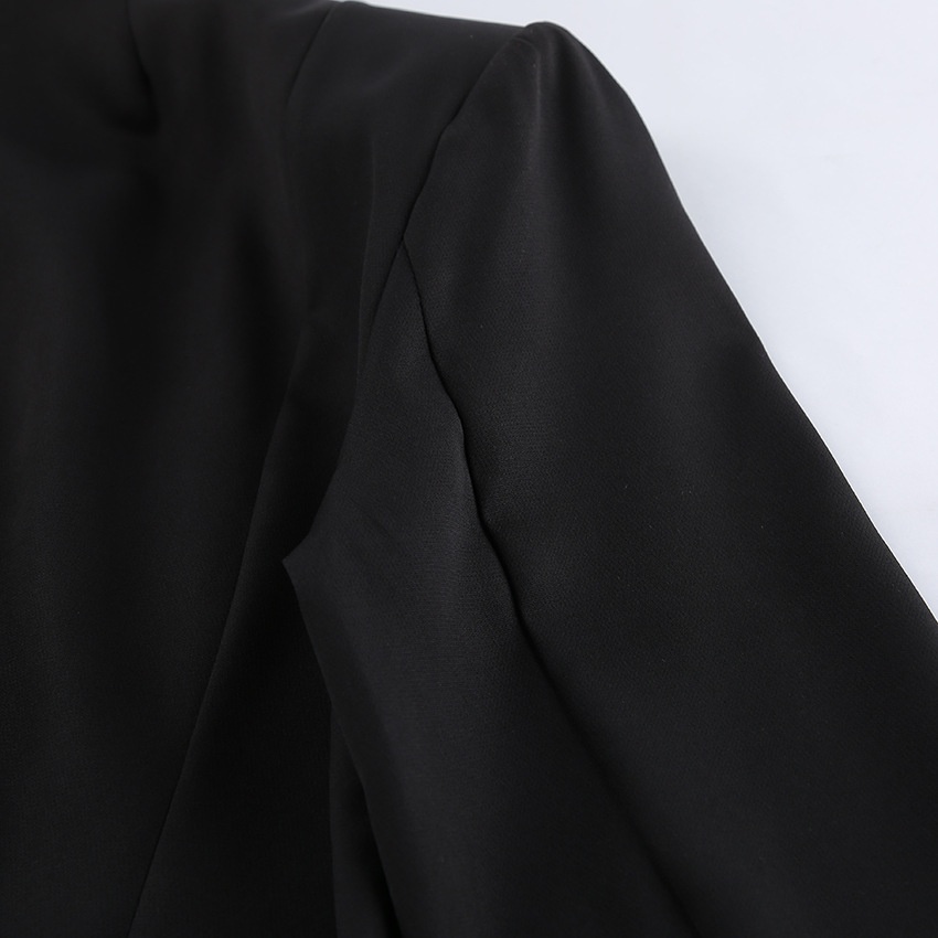 Completo da donna nero composto da blazer con collo alto e gonna a balze.