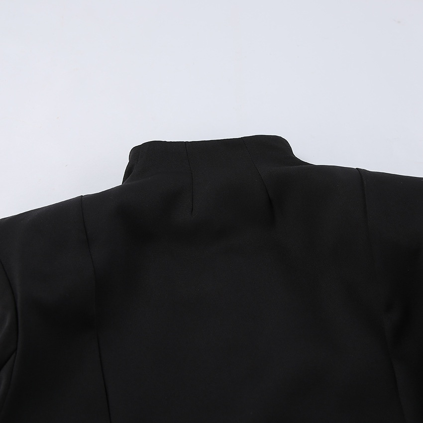 Completo da donna nero composto da blazer con collo alto e gonna a balze.