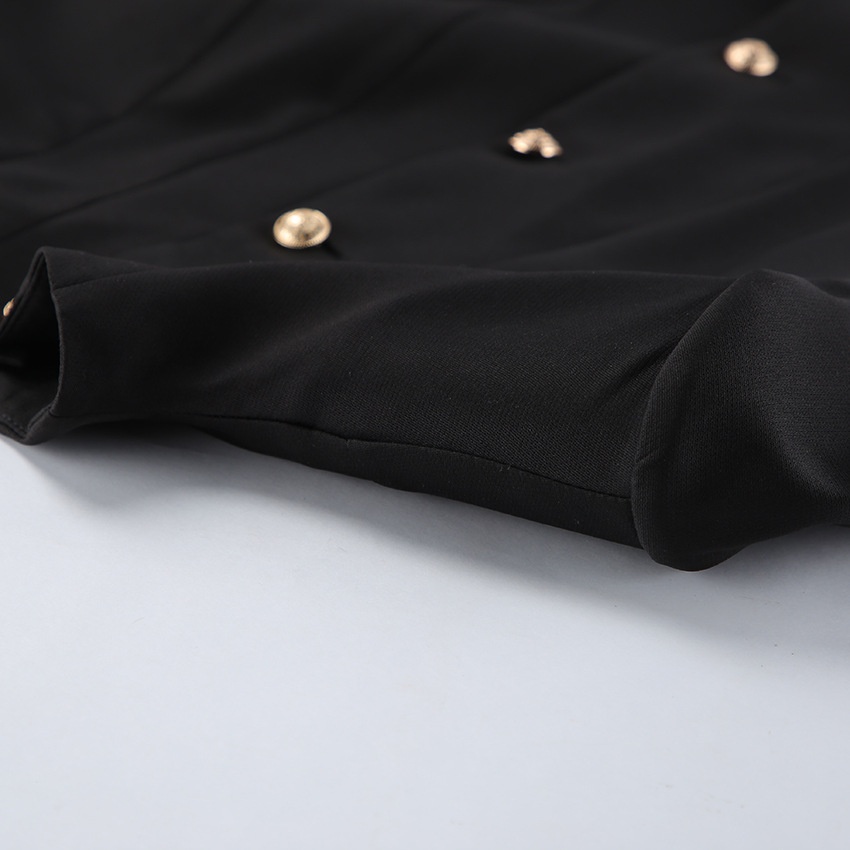 Completo da donna nero composto da blazer con collo alto e gonna a balze.
