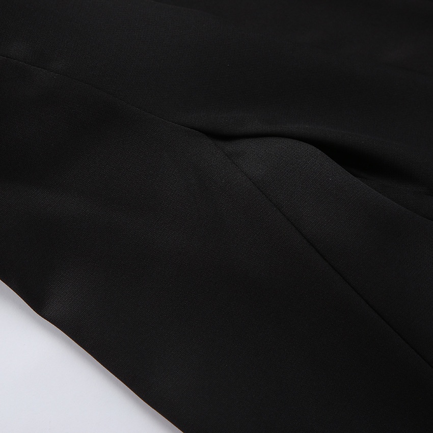 Completo da donna nero composto da blazer con collo alto e gonna a balze.