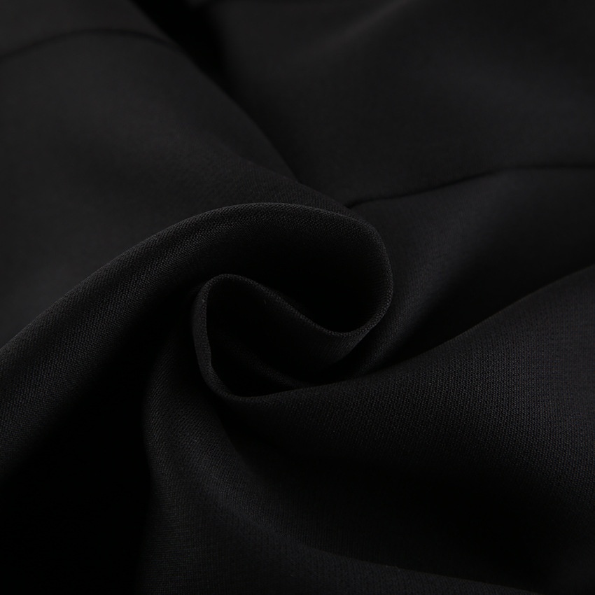 Completo da donna nero composto da blazer con collo alto e gonna a balze.