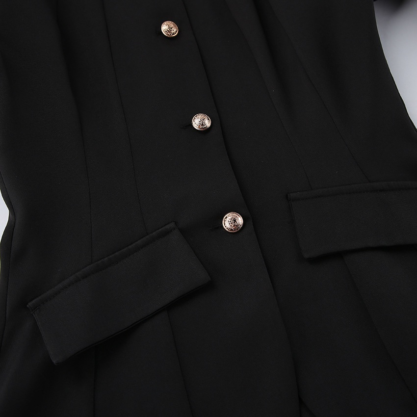Completo da donna nero composto da blazer con collo alto e gonna a balze.