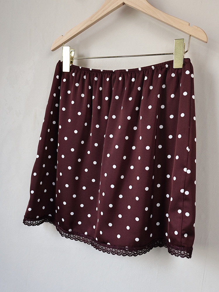Minigonna da donna a pois con orlo in pizzo
