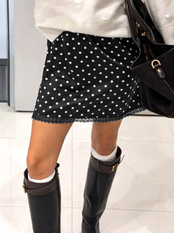 Minigonna da donna a pois con orlo in pizzo