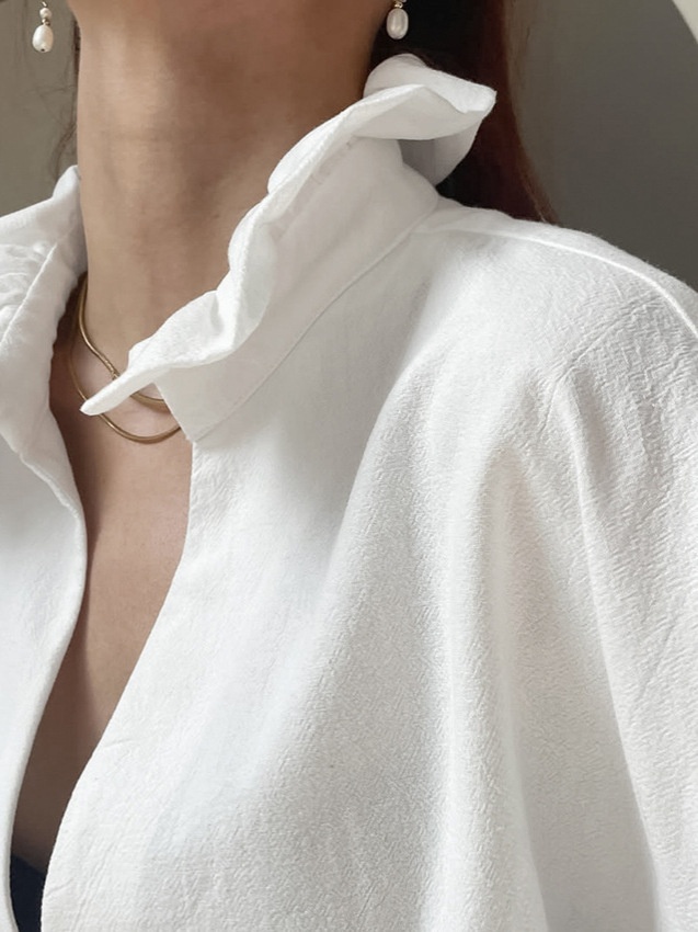 Chemisier blanc à volants, col en V et manches bouffantes pour femme