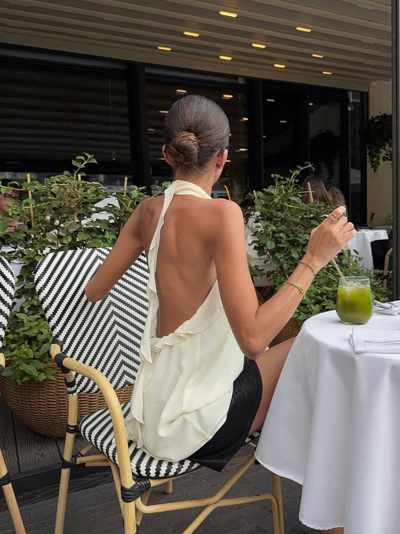 Chemisier élégant blanc cassé à volants et col halter