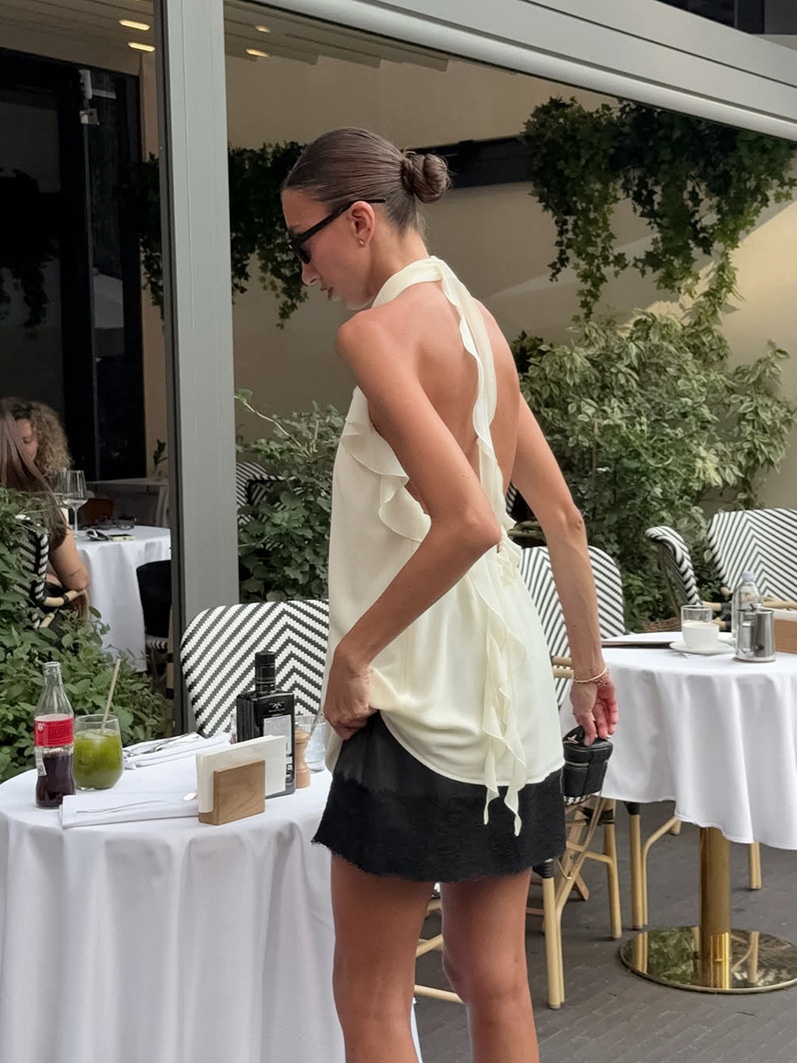 Chemisier élégant blanc cassé à volants et col halter