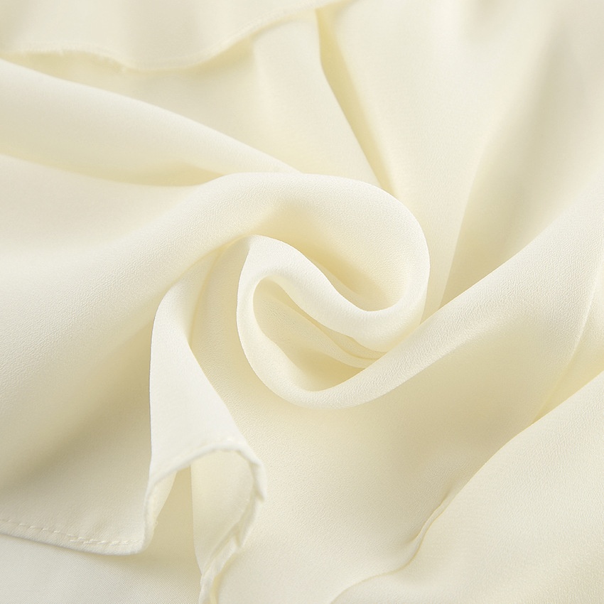 Chemisier élégant blanc cassé à volants et col halter