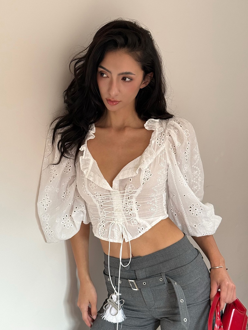 Crop top blanc à œillets et lacets avec manches bouffantes