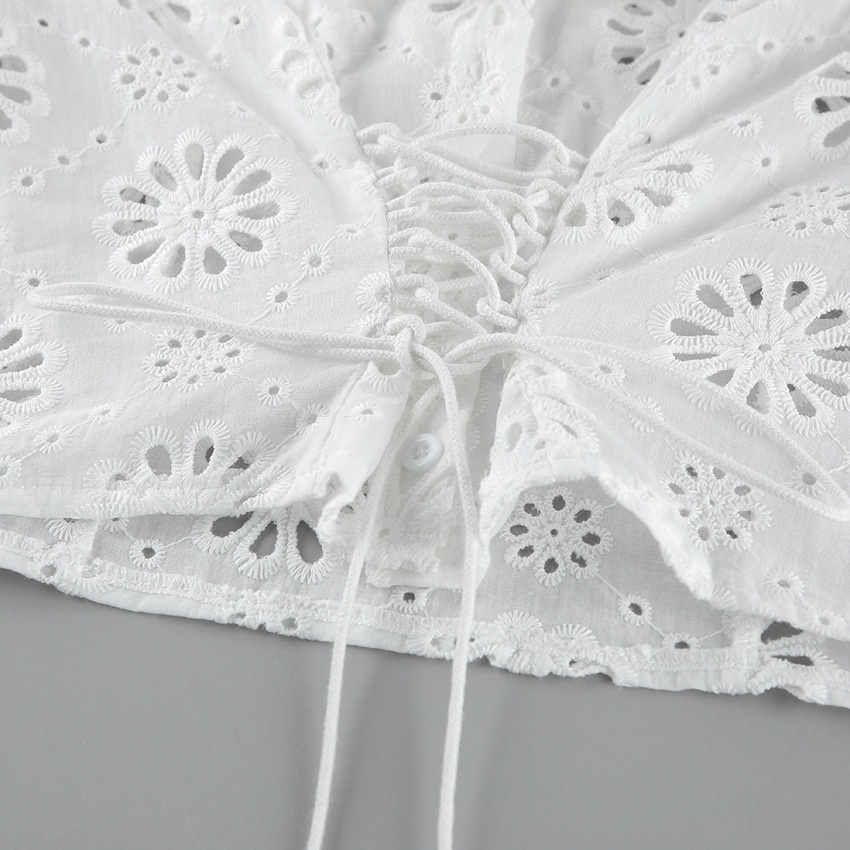 Crop top blanc à œillets et lacets avec manches bouffantes