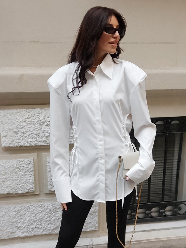 Chemise blanche chic à épaulettes et lacets boutonnés
