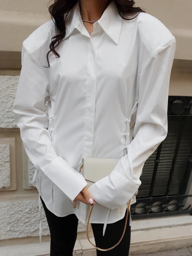 Chemise blanche chic à épaulettes et lacets boutonnés