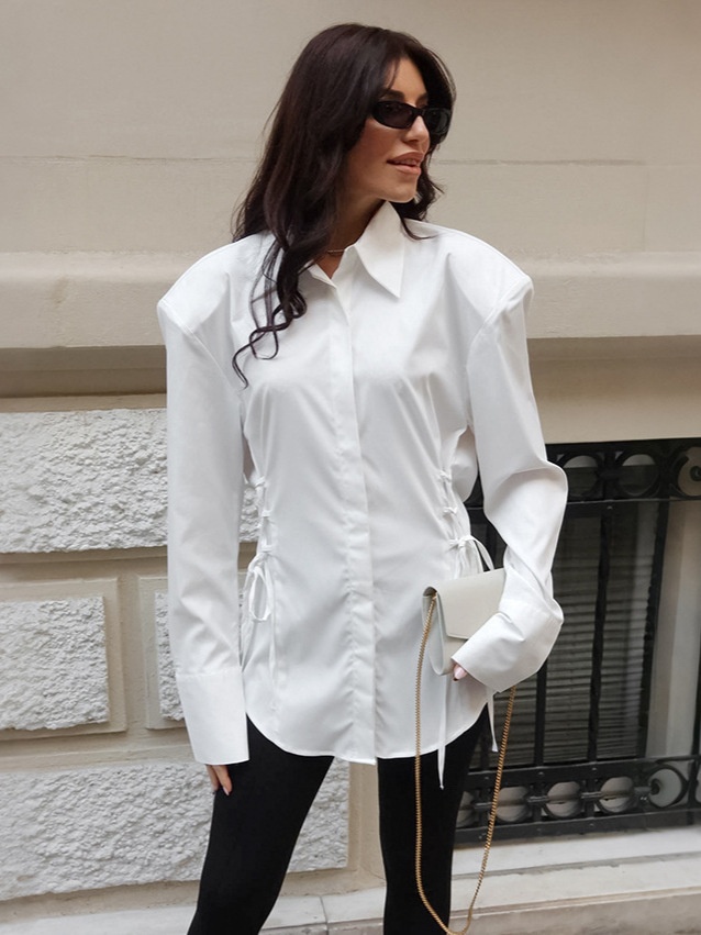 Chemise blanche chic à épaulettes et lacets boutonnés